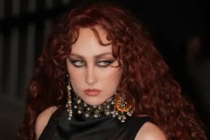 Equipe de Chappell Roan volta a negar responsabilidade por incidente com filha de Jude Law