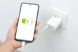 Erro comum com carregadores pode pesar na conta de luz; entenda