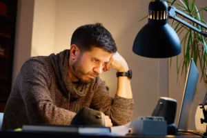 Especialistas fazem alerta para quem passa o dia todo sentado