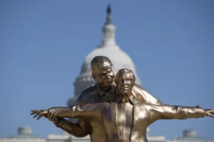 Estátua de Trump e Epstein em pose de Titanic aparece em Washington; veja