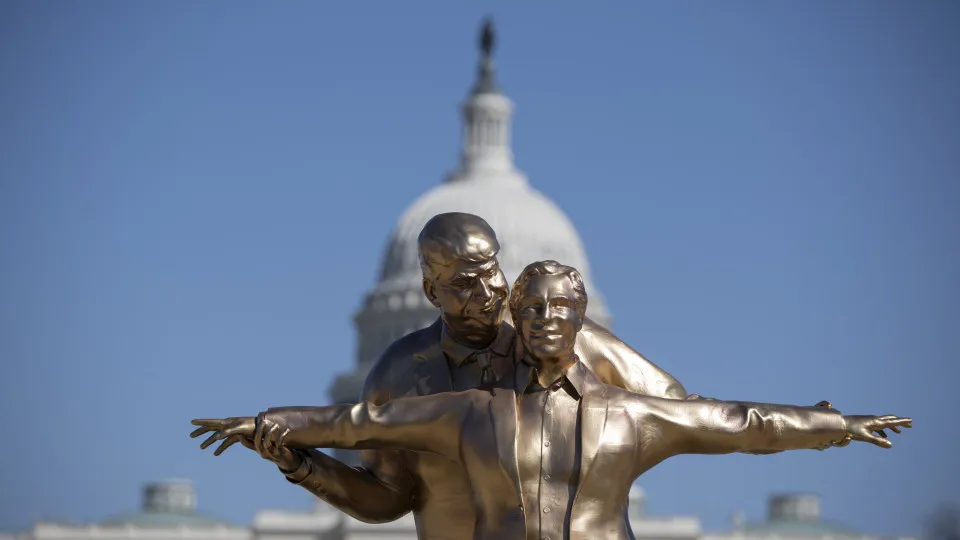 Estátua de Trump e Epstein em pose de Titanic aparece em Washington; veja