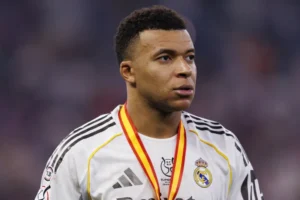 Exame de Mbappé foi feito no joelho errado pelo Real Madrid, diz jornal