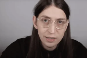 Felca recebe mensagem agressiva reclamando de lei que leva seu nome