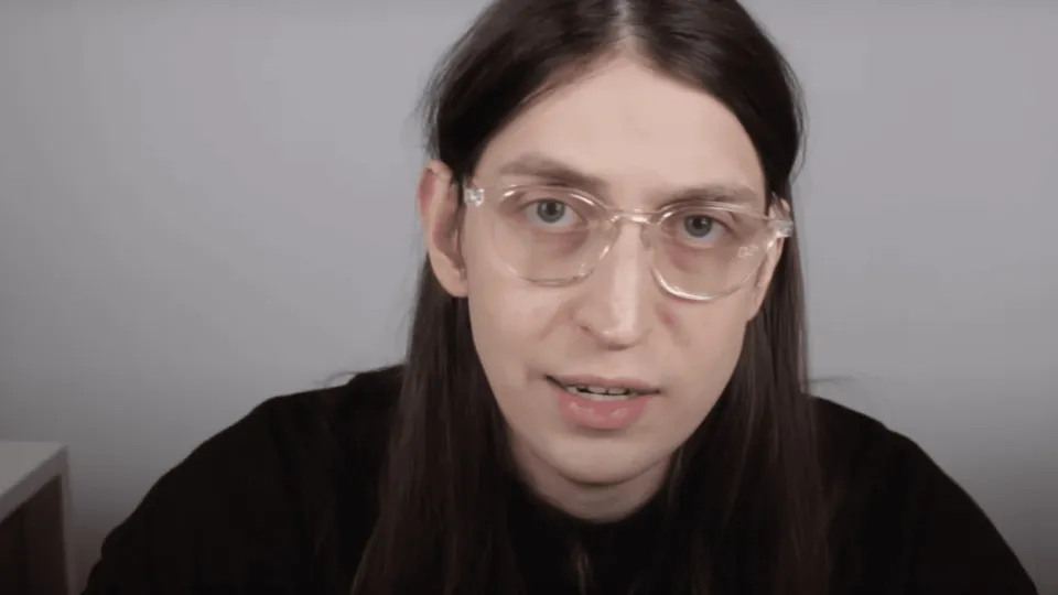 Felca recebe mensagem agressiva reclamando de lei que leva seu nome