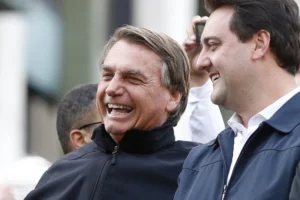 Flávio Bolsonaro busca apoio de Ratinho Júnior e enfrenta resistência
