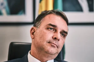 Flávio Bolsonaro pede ajuda a Trump para se eleger, diz colunista
