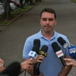 Flávio Bolsonaro sobre Jair: aparência continua abatida, e a voz está enfraquecida