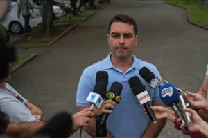 Flávio Bolsonaro sobre Jair: aparência continua abatida, e a voz está enfraquecida