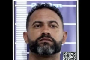 Foragido: Disque Denúncia divulga cartaz para encontrar goleiro Bruno
