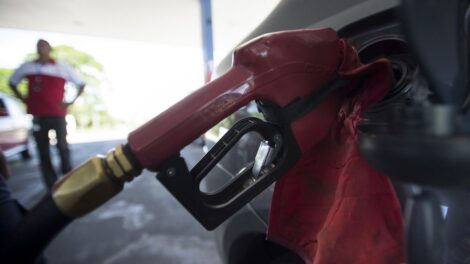 Governo Federal zera imposto e subsidia diesel para conter alta do petróleo