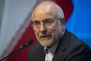 Governo Trump avalia colocar presidente do Parlamento do Irã no poder, diz site