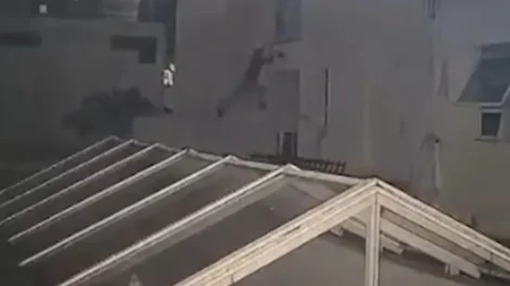 “Homem-Aranha” é preso após escalar prédio e invadir apartamento em SP