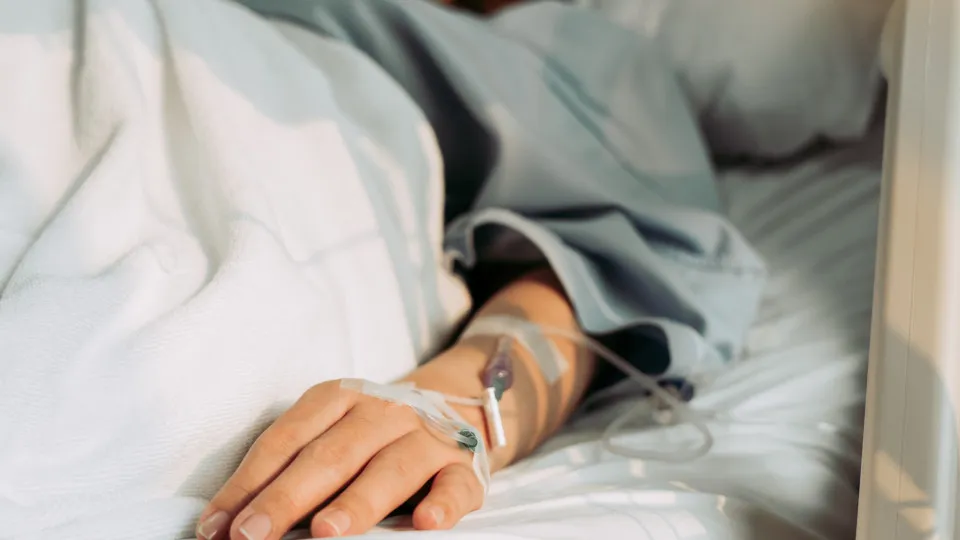 Hospital nos EUA processa paciente que se recusa a deixar quarto após alta