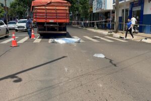 Idoso morre após ser atropelado por caminhão em avenida no centro de Marialva