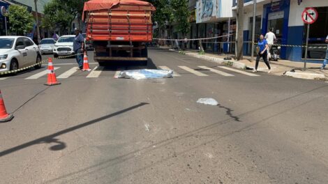 Idoso morre após ser atropelado por caminhão em avenida no centro de Marialva
