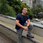 Idoso que atirou em influenciador digital para defender neto presta depoimento e é liberado pela Polícia