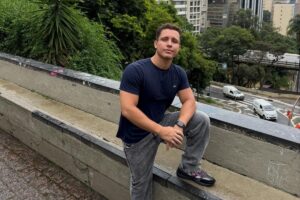 Idoso que atirou em influenciador digital para defender neto presta depoimento e é liberado pela Polícia