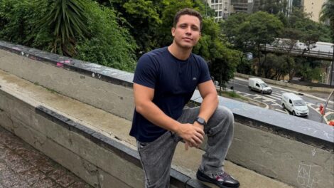 Idoso que atirou em influenciador digital para defender neto presta depoimento e é liberado pela Polícia