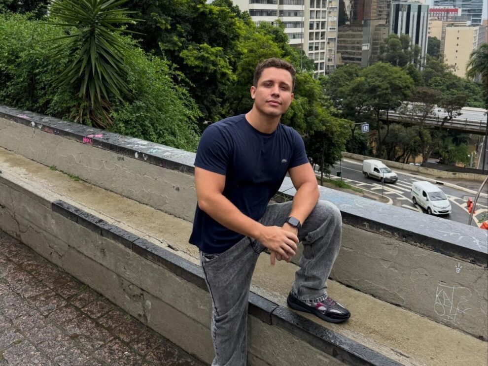 Idoso que atirou em influenciador digital para defender neto presta depoimento e é liberado pela Polícia