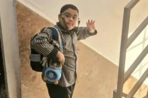 Imagem de menino antes de morrer em ataque no Irã viraliza nas redes