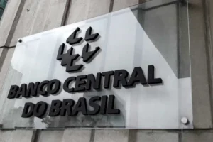 Indício de envolvimento de servidores no caso Master gera clima de abatimento no BC