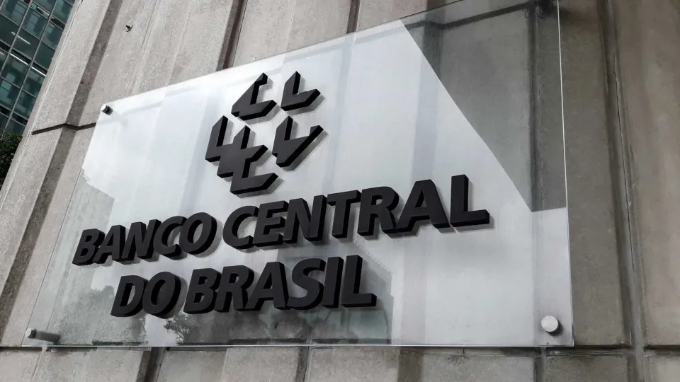 Indício de envolvimento de servidores no caso Master gera clima de abatimento no BC