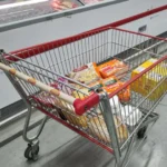 Inflação sobe 0,7% em fevereiro e acumula alta de 3,81% em 12 meses, segundo IBGE