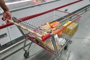 Inflação sobe 0,7% em fevereiro e acumula alta de 3,81% em 12 meses, segundo IBGE