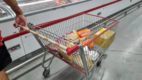 Inflação sobe 0,7% em fevereiro e acumula alta de 3,81% em 12 meses, segundo IBGE