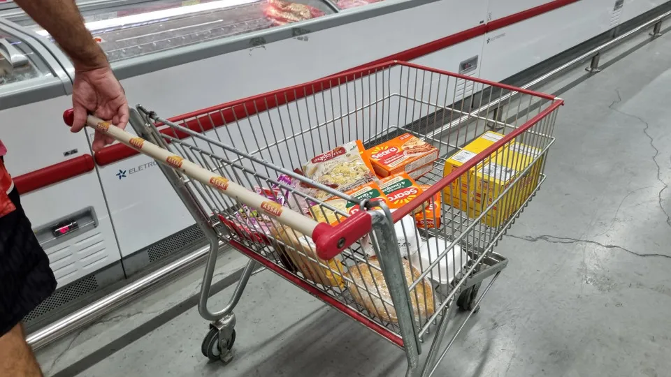 Inflação sobe 0,7% em fevereiro e acumula alta de 3,81% em 12 meses, segundo IBGE