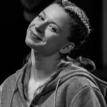 Influenciadora morre aos 23 anos atropelada por caminhão na Tailândia