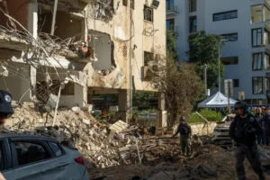 Irã ataca de surpresa Tel Aviv com míssil de 100 kg e deixa feridos; veja