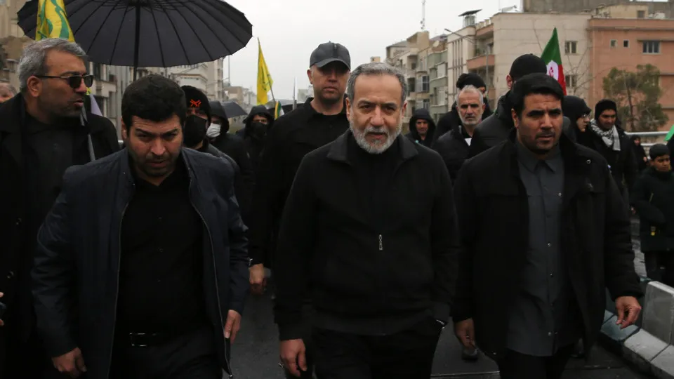 Irã discute guerra com França e alerta para risco de escalada