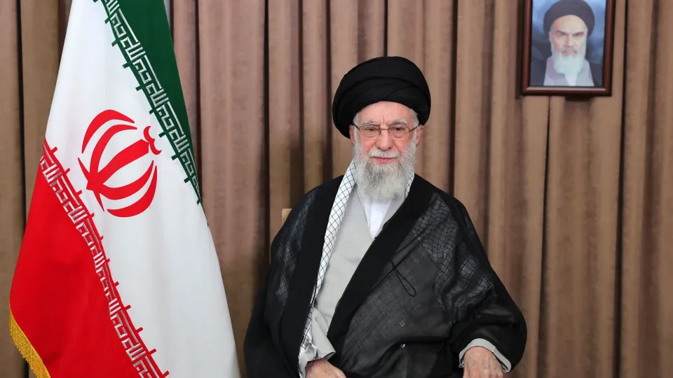Iranianos se dividem entre luto por Khamenei e esperança de troca de regime