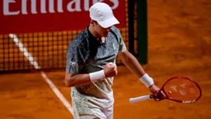 João Fonseca enfrenta Jannik Sinner nesta terça