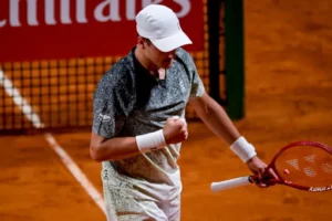 João Fonseca enfrenta Jannik Sinner nesta terça