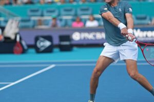 João Fonseca luta, mas é superado pelo espanhol Carlos Alcaraz