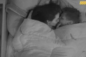 Jonas e Jordana trocam carícias debaixo do edredom do BBB 26