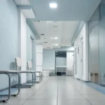 Jovem esfaqueada por negar pedido de namoro recebe alta médica no RJ