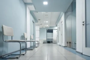 Jovem esfaqueada por negar pedido de namoro recebe alta médica no RJ