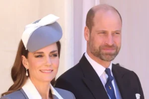 Kate Middleton arrasa em look com um toque dos anos 80; veja