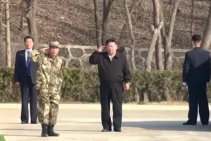 Kim Jong-un assiste enquanto soldados levam marteladas no abdômen; veja