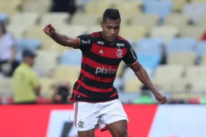 Lesão de Alex Sandro abre brecha para Ayrton Lucas se redimir no Flamengo