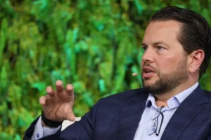 Líder do Pinterest defende proibição de adolescentes das redes sociais