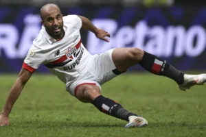 Lucas Moura fratura costelas e revive 'pesadelo' de 2025 no São Paulo