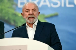 Lula briga por preços de combustíveis após Bolsonaro vender refinarias