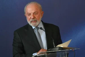 Lula cancela ida a posse de Kast no Chile após Flávio confirmar presença