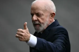 Lula visita fábrica que fornece 19 milhões de produtos ao SUS