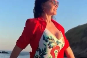 Luma de Oliveira, aos 61, impressiona ao surgir em passeio de lancha