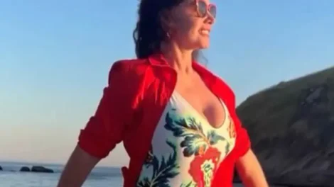 Luma de Oliveira, aos 61, impressiona ao surgir em passeio de lancha